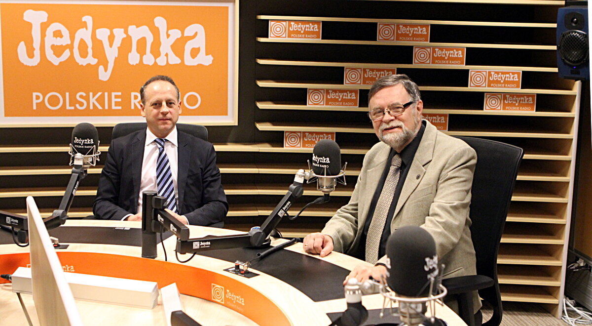 источник картинки: https://www.polskieradio.pl. Справа- профессор Петр Грочмальский.