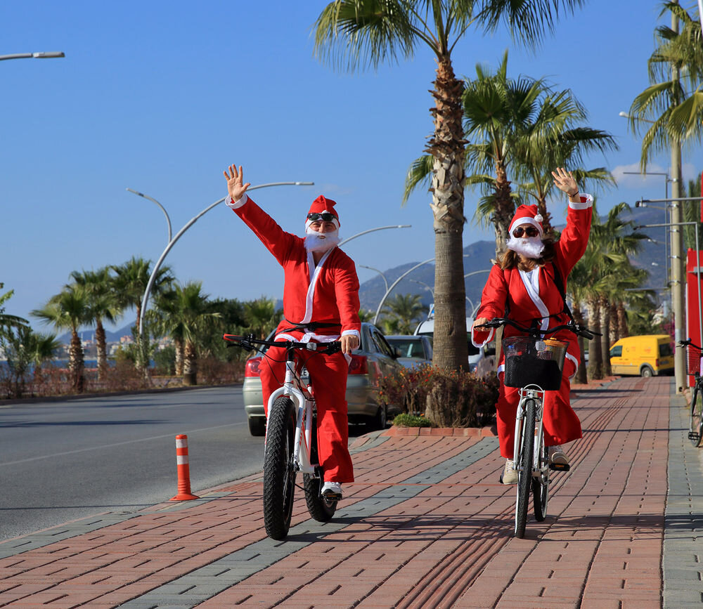 Дед Морозы в Алании. Фото для иллюстрации из Яндекс.Картинок