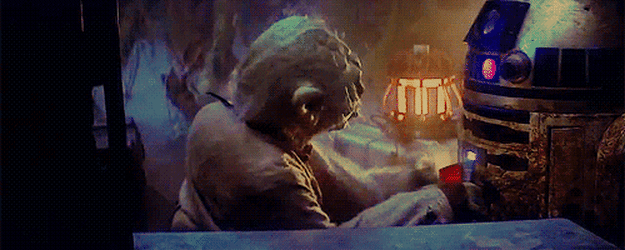 Свихнувшийся Йода бьет R2-D2 палкой