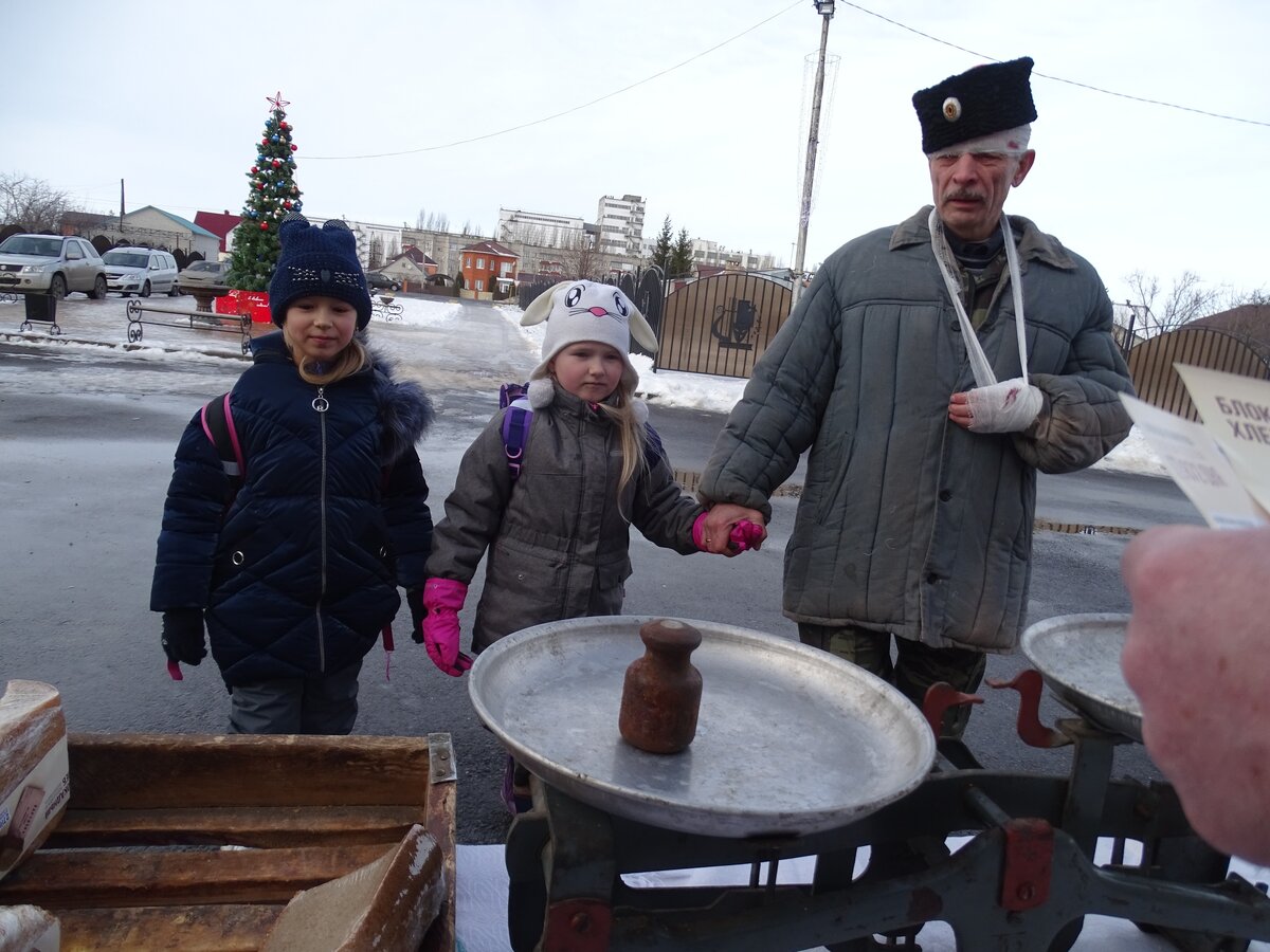 Первоклассницы  узнают о блокаде от родителей.