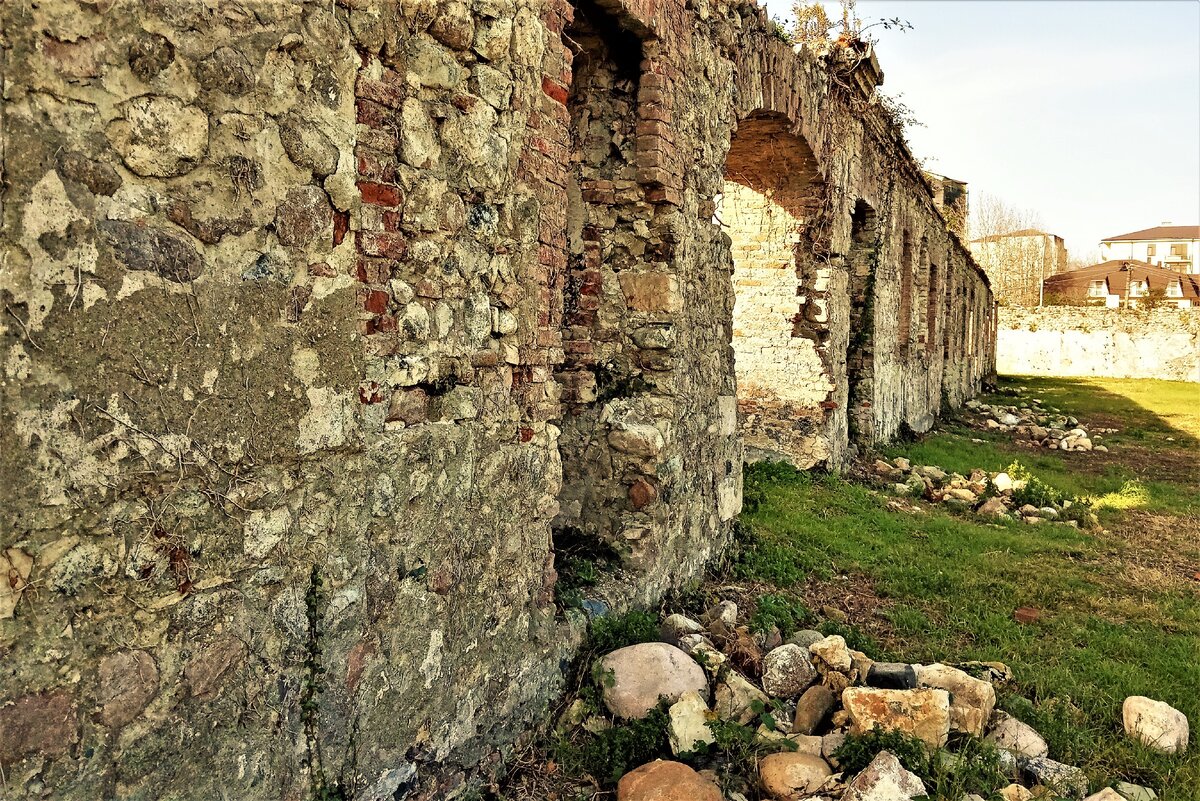 На территории Сухумской крепости