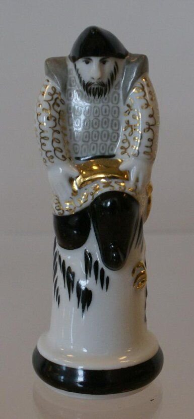 Еропкина Эльвира Игоревна (1944–2004), автор модели. Орлова Лия Фёдоровна (1932 г.р.), автор росписи. Пешка чёрная «Половец». Шахматы «Руслан и Людмила». 1980. ЛФЗ. Государственный Эрмитаж / Инв. № Мз-С-9270. Источник: goskatalog.ru