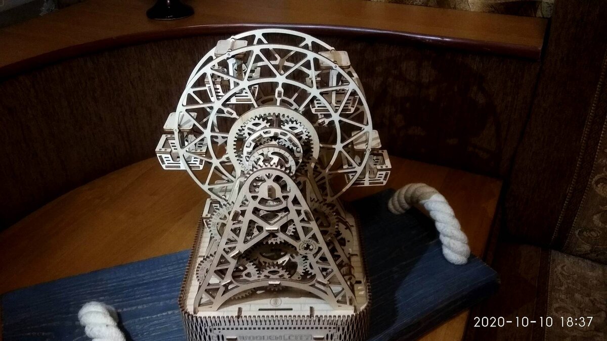 Все детали очень точно вырезаны, и все собирается без клея и гвоздиков