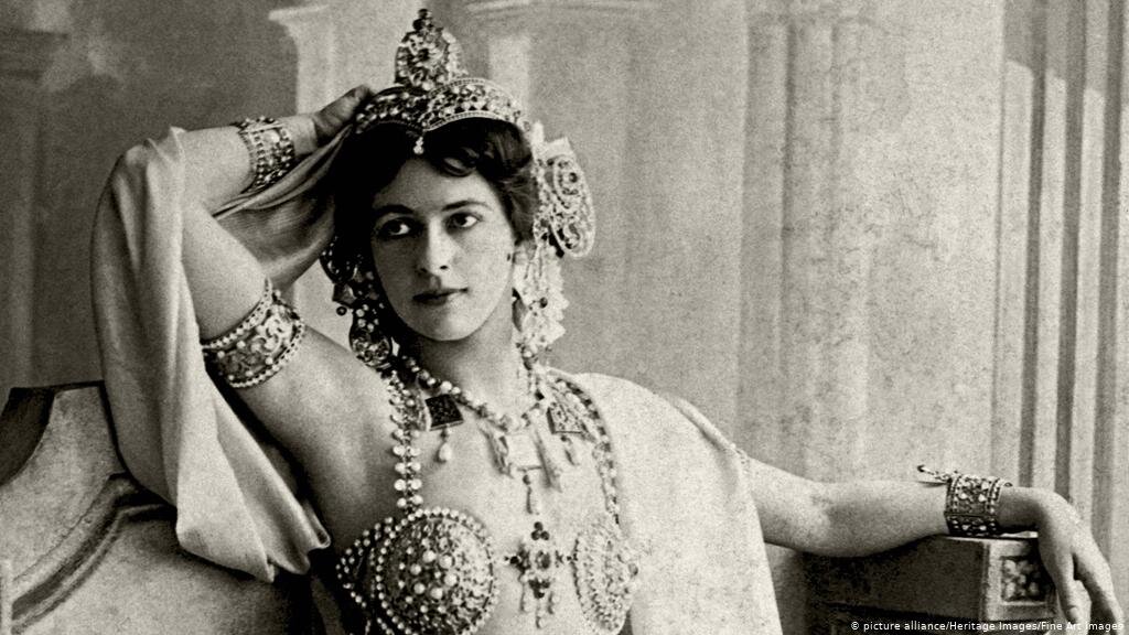 Фотография Маты Хари в сценическом костюме. Источник: dw.com