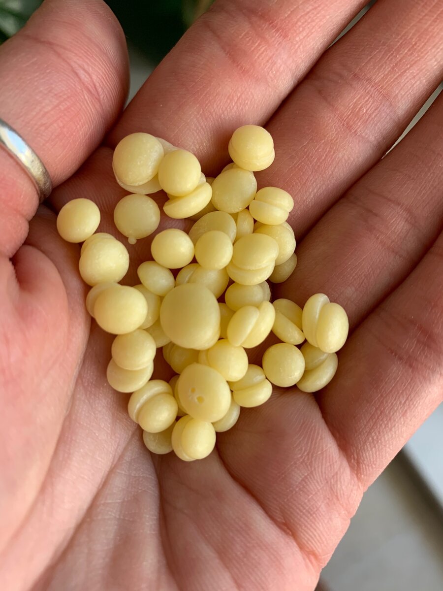 Может быть как в каплях, так и кусочками)