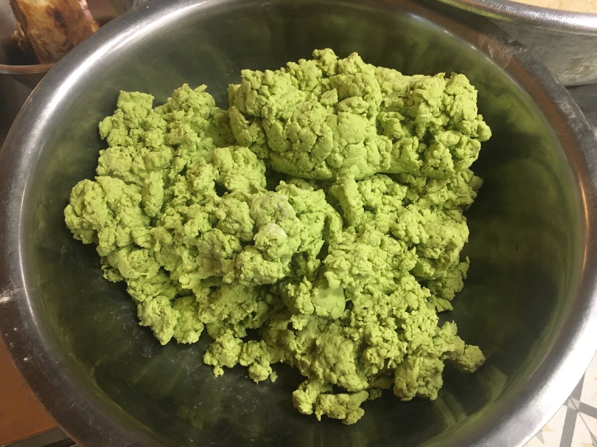 Рецепты зеленого теста. Зеленые пельмени. Зеленое тесто для пельменей. Как сделать зеленые пельмени. Тесто зеленое почему.