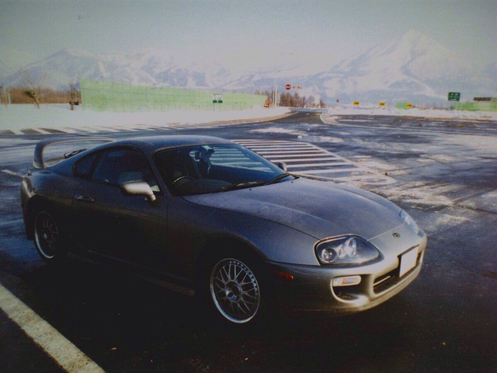 Toyota Supra (A80) – Запомнился как истинный спорткар завода японского автопрома до 2002 года. Toyota Supra выпускалась только в трёх моделей что их отличало это только мощность двигателя 

Таким образом, Toyota Supra A80. Выпускалась в двух видах как 2 дверная так и 4 дверная- купе, максимальная скорость этой малышки достигала до 240-250 из-за великого 3-х литрового двигателя 

Мощность силовых агрегатов Супры составляла от 225 до 280 лошадиных сил, при этом крутящий момент варьировался в пределах 284-451 Н·м. . 

В 1996 и 1997 годах проводилось серьезное обновление модели, которое коснулось усовершенствований, связанных с кузовом и двигателем. Ну а уже в 2002 эра существования этого мощнейшего автомобиля завершилась. В 2019-м году компания Toyota представила возрожденное поколение Toyota Supra.

