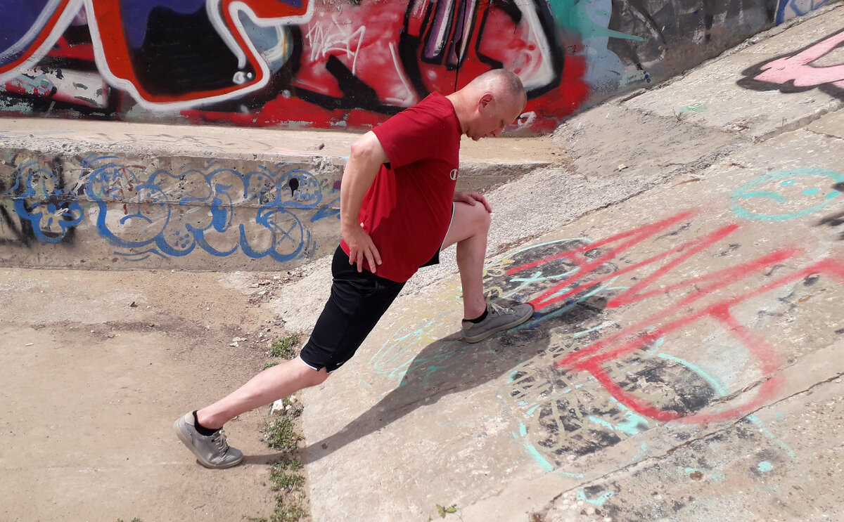 Делаю растяжку, используя подвернувшийся подходящий ландшафт местности. Это снято на набережной Волги. Есть там такие укромные местечки. Здесь мне 53. Фото сделано в июне 2021 года. 