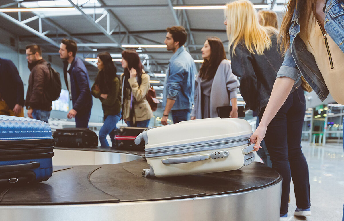 Потерянные содержание. Conveyor Belt Airport. Терминал 21 композиция с чемоданами. Contrevey Belt at the Airport. Инстаграм конвейер желаний.