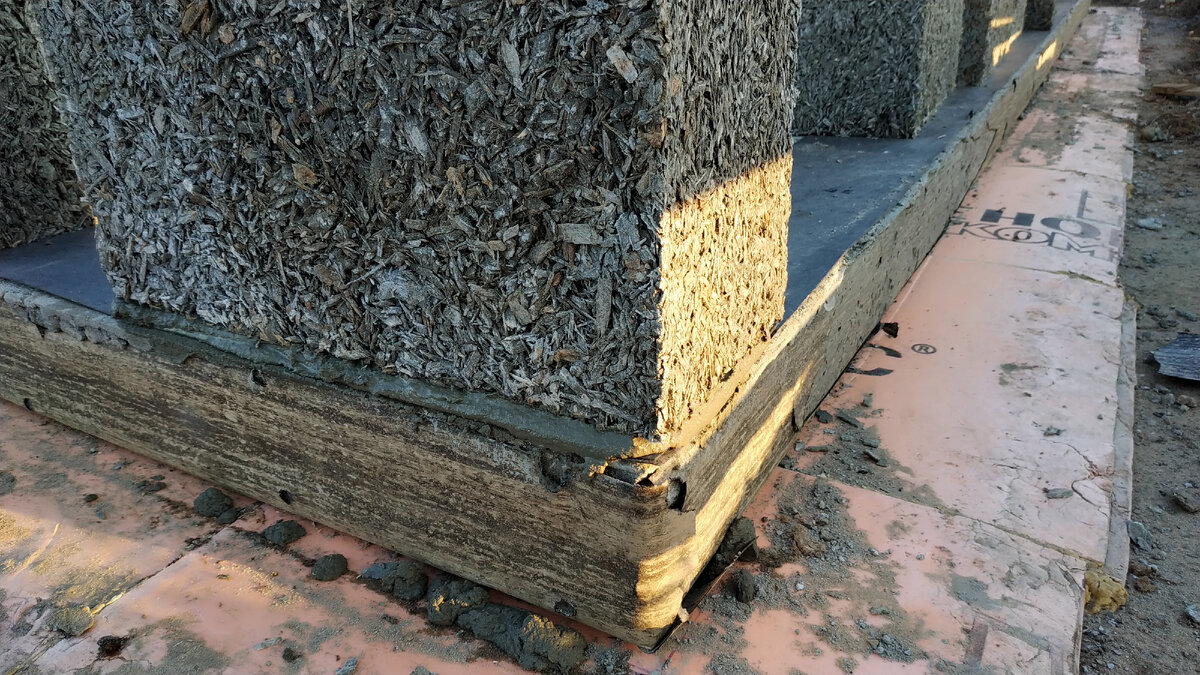 Первый угловой блок стоит на своём месте!