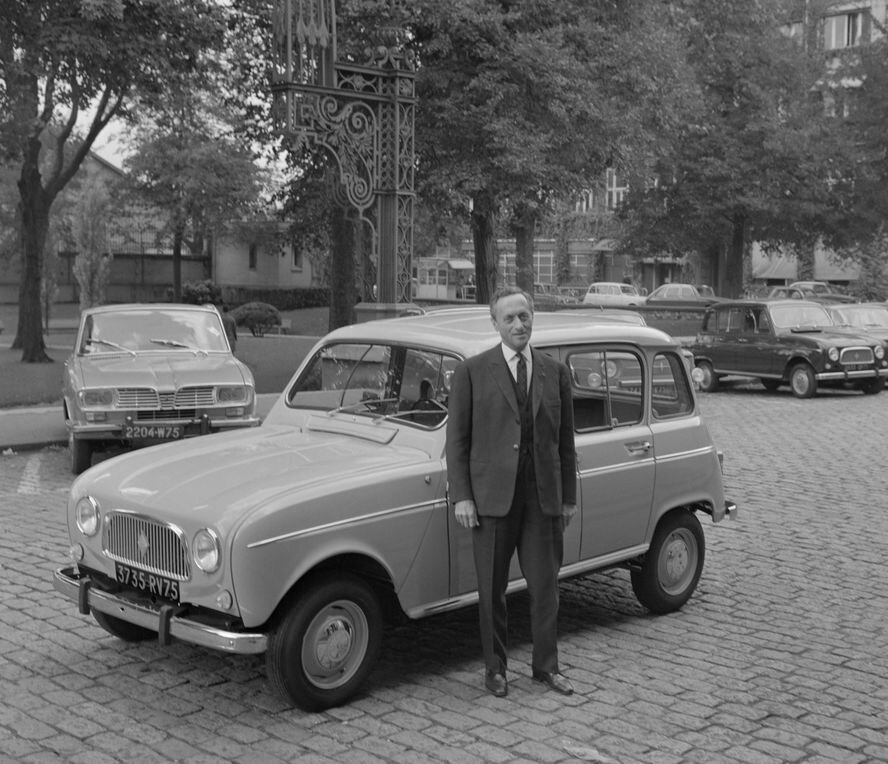 Пьер Дрейфюс, генеральный директор Renault с 1955 по 1975 годы, на фоне Renault 4