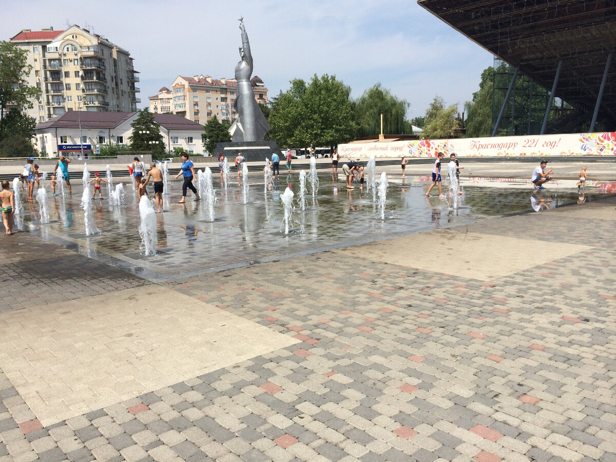 Летний фонтан у Авроры, сейчас его переделали. Дети купаются