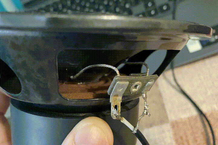 Динамик играет чисто и без хрипов.