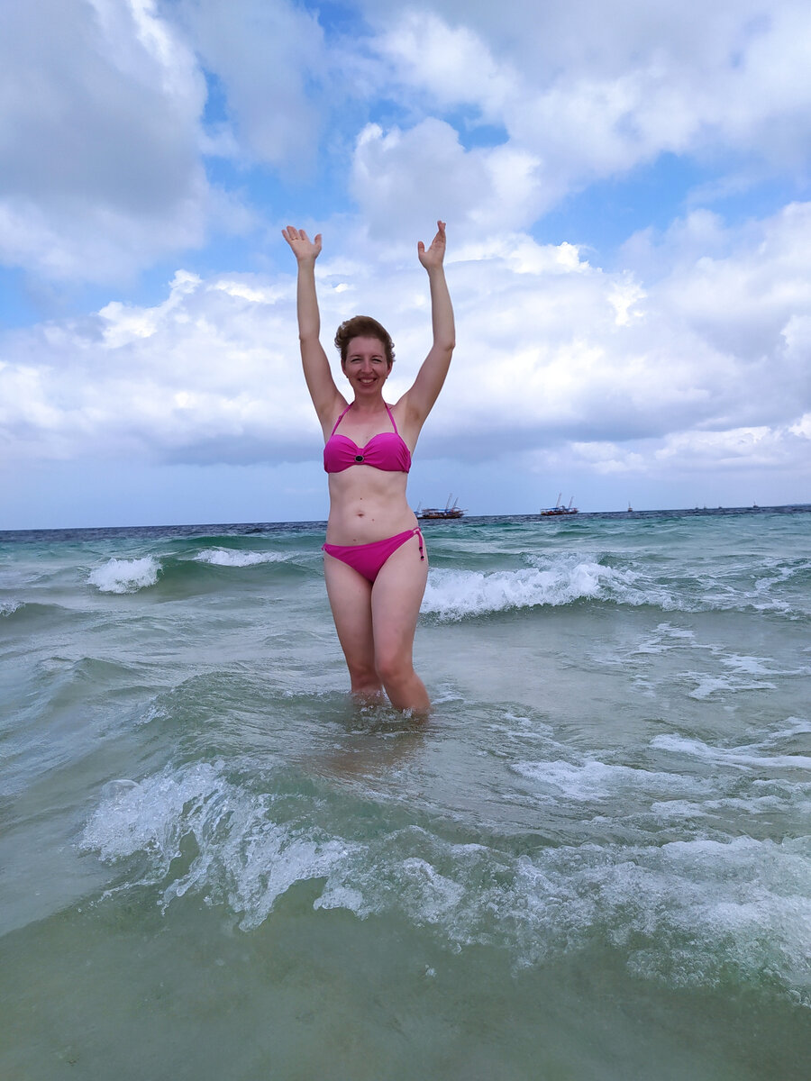  Почему мечта становится реальностью, если ты не хоронишь ее раньше времени?
Я долгие годы жил считая поездки за границы России, в так называемое, дальнее зарубежье — уделом богачей. Во мне жил такой стереотип. Я не предпринимал ни попыток узнать цены, ни оформить загран.паспорт. Все казалось таким далеким и нереальным. Зачем суетиться, если все это не для таких как ты?
Когда живешь в одном городке, долго никуда не выезжая — мир вокруг тебя сужается до микромирка. Мы зацикливаемся на детях, на родителях, своих друзьях. И часто не хотим пускать туда никого постороннего. А вдруг обидят, неправильно поймут. 
А это больно. И мы старательно избегаем всего на свете. 
Но… 
Человек так устроен, что перемены необходимы. И что происходит? Мы начинаем улучшать и перекрашивать свой мирок.
Именно поэтому мы начинаем усиленно делать ремонты, переклеивать обои, менять шкафы, диваны и люстры…
Иногда попадаешь в гости и офигеваешь, от того сколько денег вложено в эти маленькие 30-100 квадратных метров.
Конечно каждому свое и каждый развлекается как умеет. Но годы летят один за одним и спустя 10 лет, ремонт становится не таким уже и новым и главное что эти 10 лет, если они прошли в этом придуманном узком мирке сливаются в 1 событие - ты просто жил. И невозможно вспомнить в каком году - что было. Потому что они одинаковые: дом, работа, хорошо если дача (там природа — ягодки, морковки — свежий воздух).
И … кто-то начинает бухать, а те кто поумнее придумывают себе хобби. Хобби украшает жизнь, делает ее ярче. Но твое хобби редко поддерживается близкими и ты в одиночку просто раскрашиваешь свой узкий мир.
Отмечу я не призываю бросить хобби, я сам коллекционер.
И именно в коллекционировании у меня очень много иллюстраций, когда мечты становились реальностью иногда быстро, иногда чуть подольше. Часть своих коллекций я начинал, когда был еще СССР и я узнавал, что где-то в Австралии есть что-то, что мне интересно. Но где я, и где Австралия!!!! Или узнавал, про что-то что выпускалось в начале 20 века, а спустя время это оказывалось в моей коллекции…
Как это работает я не знаю, но вселенная всегда дает тебе то, о чем ты мечтаешь и к чему ты стремишься.
Если ты мечтаешь о малом, у тебя будет мало, если ты осмелишься мечтать и идти к большому, то это большое придет в твою жизнь… Позвольте себе большие желания, и не важно из какой сферы человеческого бытия вы захотите что-то получить.
Я живу в Новосибирске, город довольно большой. Но впервые я ощутил, что это лишь маленькая точка, когда поехал в соседний Томск на машине. Когда отъезжая от города обнаруживаешь, что цивилизации дальше нет. На десятки, сотни километров нет ни засеянных полей, ни даже деревушек, лишь бескрайние просторы. Ездил в городок Колпашево, к которому до сих пор нет моста и чтоб попасть в городок, нужно переправиться летом на пароме, а зимой по льду. А еще километров 50 от него заканчиваются дороги и бескрайняя тайга и болота…
Поездка в дальние страны, стала сейчас, зачастую, доступнее путешествия по своей стране.
 Я в какой-то момент сравнивал цены на поездку в Крым, и например, Таиланд. И Крым проигрывал.
Первая поездка в экзотическую страну, оставляет настолько яркий отпечаток, она буквально делит твою жизнь, на до и после. Ведь этот новый мир, который каждый человек открывает для себя отличается от привычного буквально всем, начиная с воздуха, как только ты спускаешься с трапа самолета.
Почему происходит так, что начиная свои путешествия их уже никогда  не хочется останавливать, я пока не разобрался. Но так происходит со всеми.