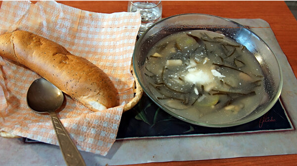 Суп с морской капустой и морепродуктами