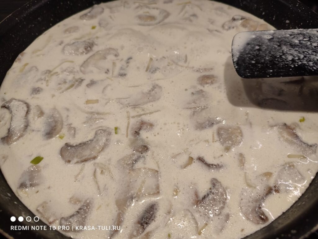 Доводим соус до кипения