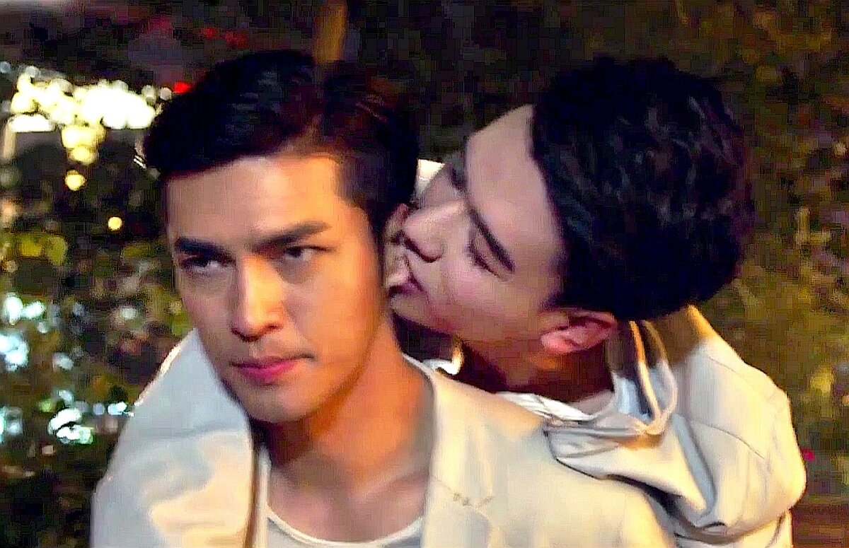 Юань Цзун тащит Ся Яо, пока тот жуёт его ухо