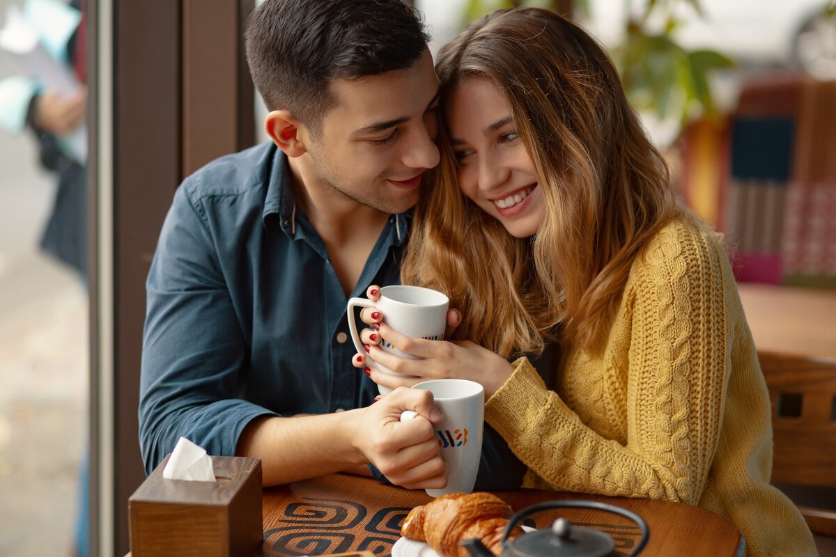 Coffee dating. Парень с девушкой в кафе пьют кофе. Влюбленная пара пьет кофе. Молодая пара пьет кофе. Свидание с кофе.