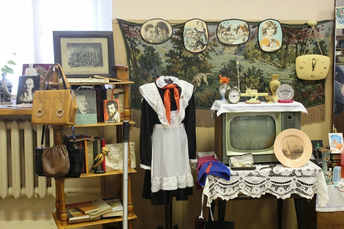 В музее есть картины и игрушки и предметы быта