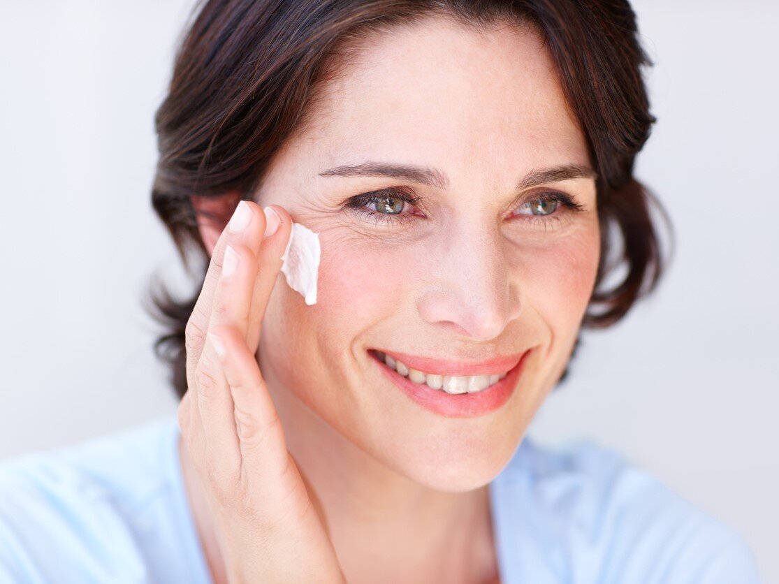 Со временем процесс обновления клеток замедляется, и они скапливаются на поверхности кожи, делая цвет лица более тусклым, а саму кожу менее упругой