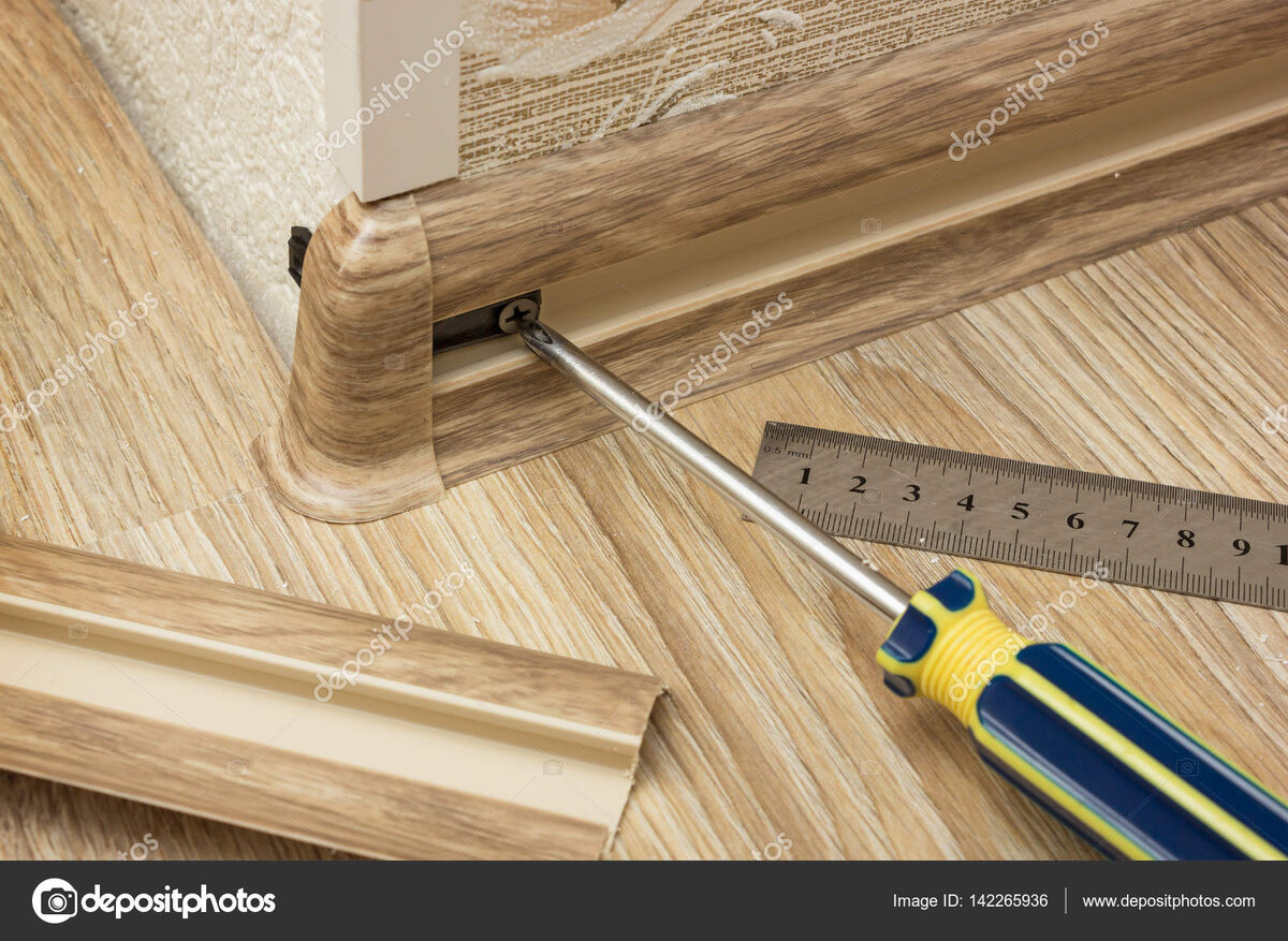 Клей моментального действия (супер-клей, клей момент и т. д.). Он очень быстро застывает и обеспечивает максимальную адгезию пластика со стеной. Однако при его использовании нужно убедиться, что поверхность стены очищена от грязевых накоплений и не влажная. В противном случае с течением времени плинтус может попросту отвалиться. Еще один немаловажный нюанс заключается в присутствии в составе опасных веществ и соединений. Потому процедура приклеивания должна проходить с максимальной безопасностью для человека.