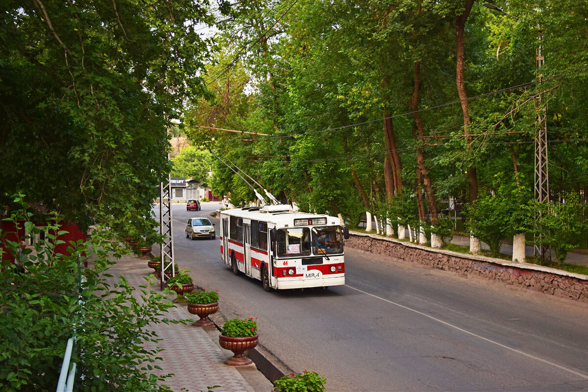 Чистая, ухоженная улица и проезжающий по ней ЗиУ-682Г-018 [Г0Р]. Автор фото: Petr Bystroň. Источник — transphoto.org