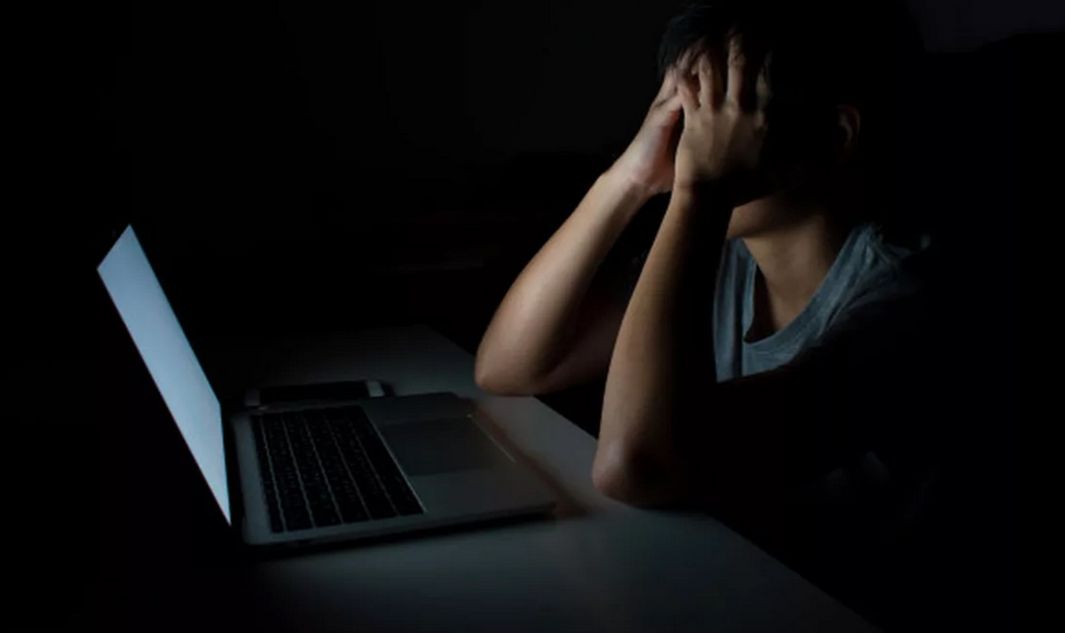 В темноте ру. Сидит за компьютером ночью. Человек перед компьютером. Человек сидит за компьютером ночью. Сидит перед компьютером в темноте.