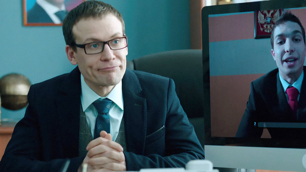 Директор школы из сериала "Физрук" в исполнении Романа Индыка