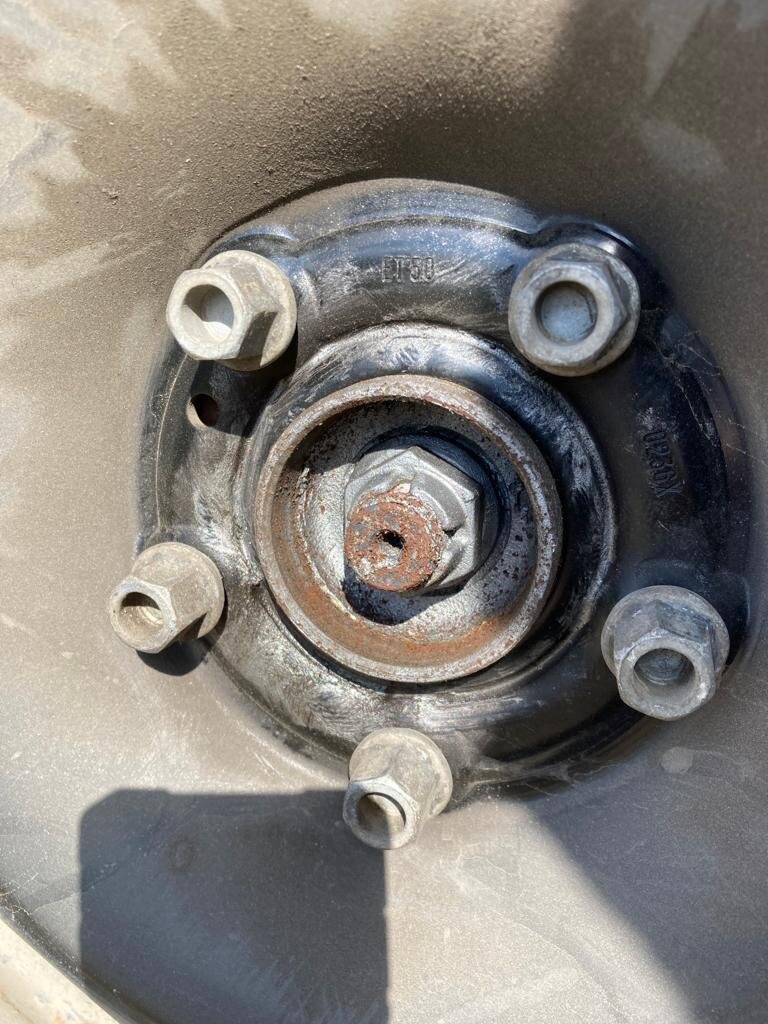 Видимо, недостаточно сработал очиститель и ржа под колпачком немного разошлась.