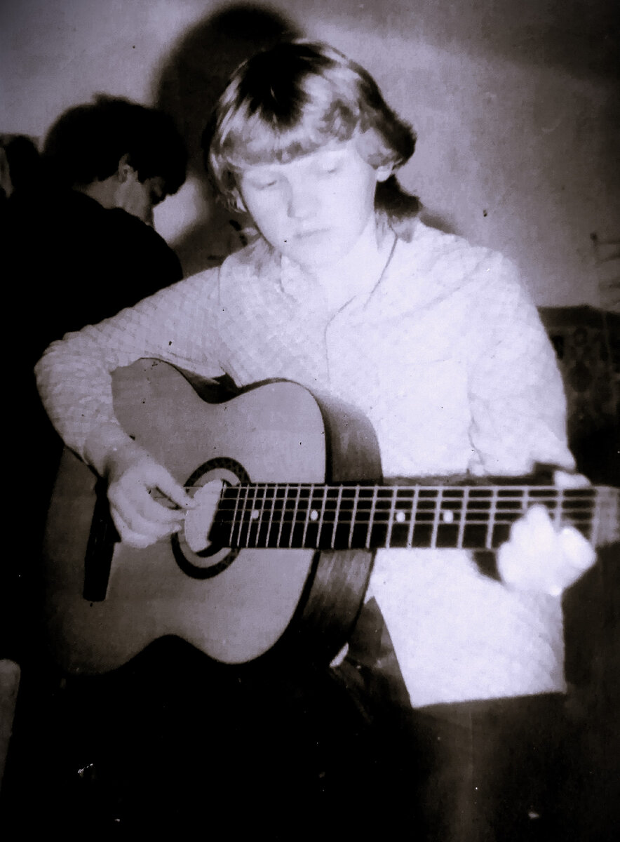 Я настраиваю гитару. Расстроенная гитара не "запоёт"...