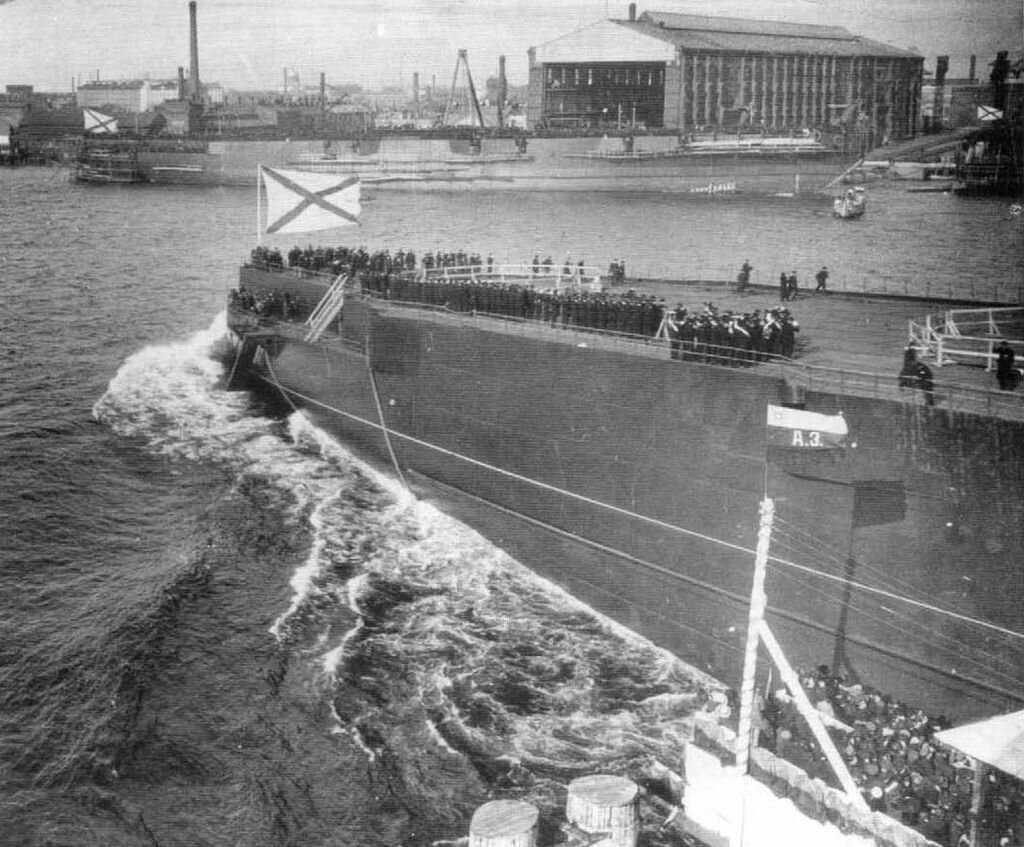 Фото с ресурса: ru.wikipedia.org. Спуск на воду линкора «Гангут».