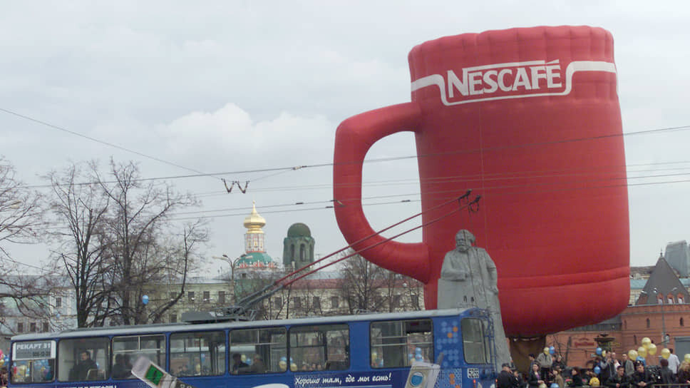 Фото: Алексей Куденко / Коммерсантъ📷Надувная кружка Nescafe на Театральной площади в Москве, 2001 год