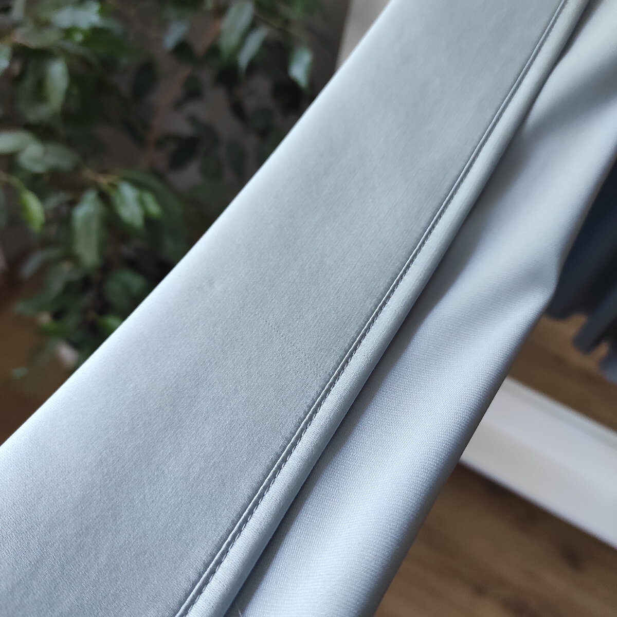 Главное правило: складываем изнанка к изнанке, делаем оверлочную 4-ниточную строчку, выворачиваем и стачиваем прямой строчкой либо в край, либо в канавку. На фото - обработка с дополнительной обтачкой и отстрочка на 0,1