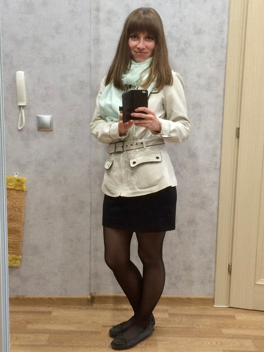Так я ходила на работу в офис: мини-юбка, курточка, шарфик и балетки. И челка
