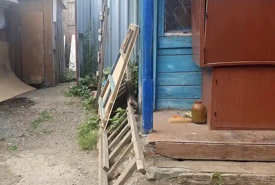    Дом, где мужчина удерживал женщину