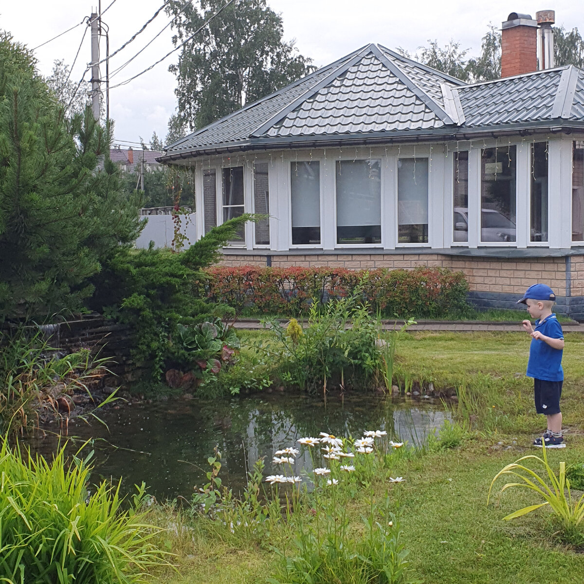 А внешне все прилично, даже прудик есть и детская площадка