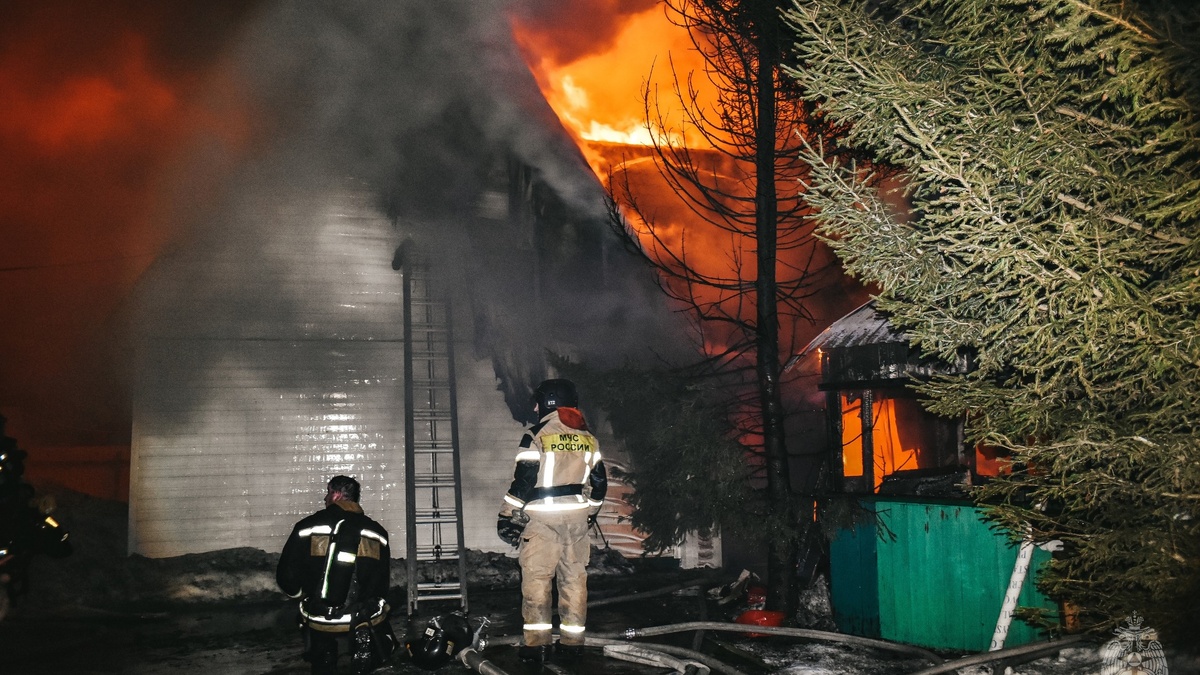    В Нягани полицейские спасли из пожара четверых детей и двоих взрослых