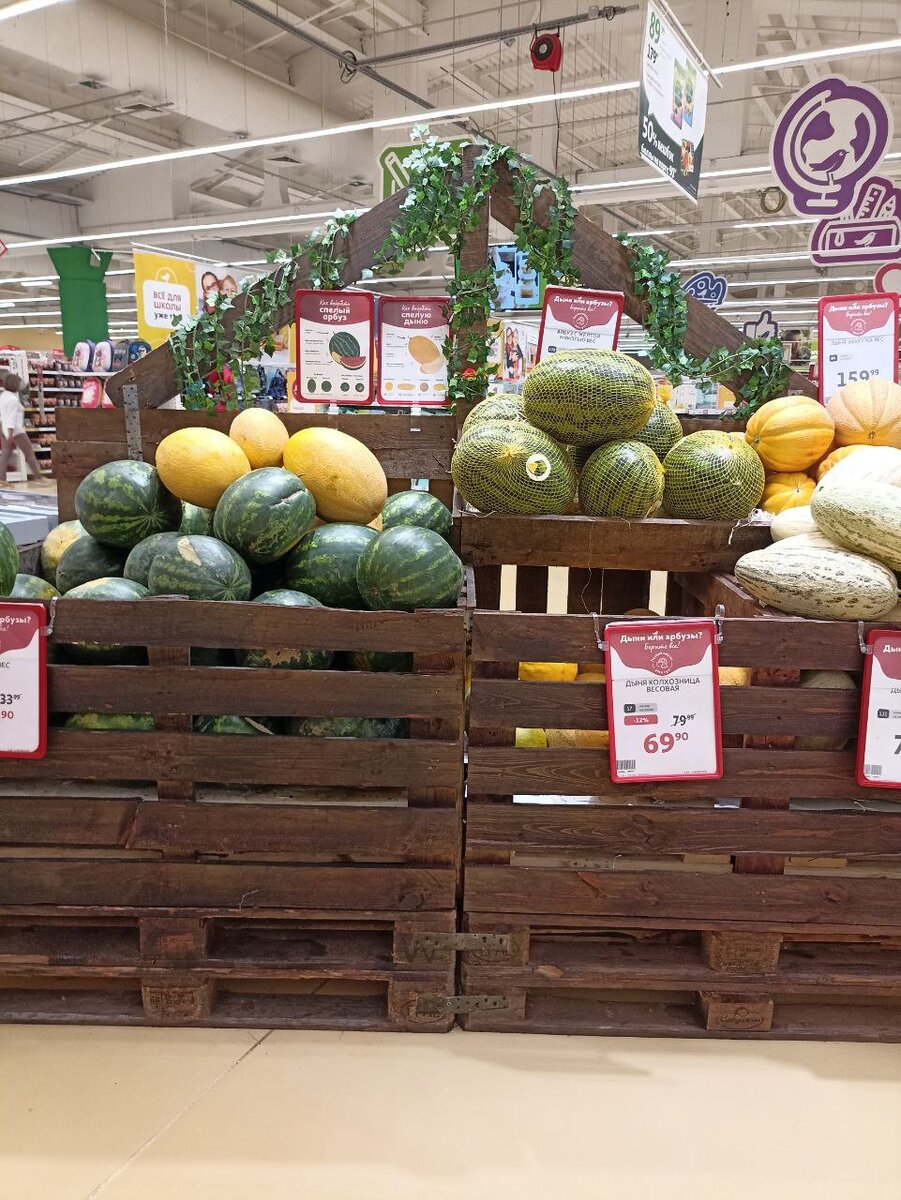 а сюда нас пустили в специальной тележке для провоза животных,это чтобы я ничего не схватила нечаянно на прилавках