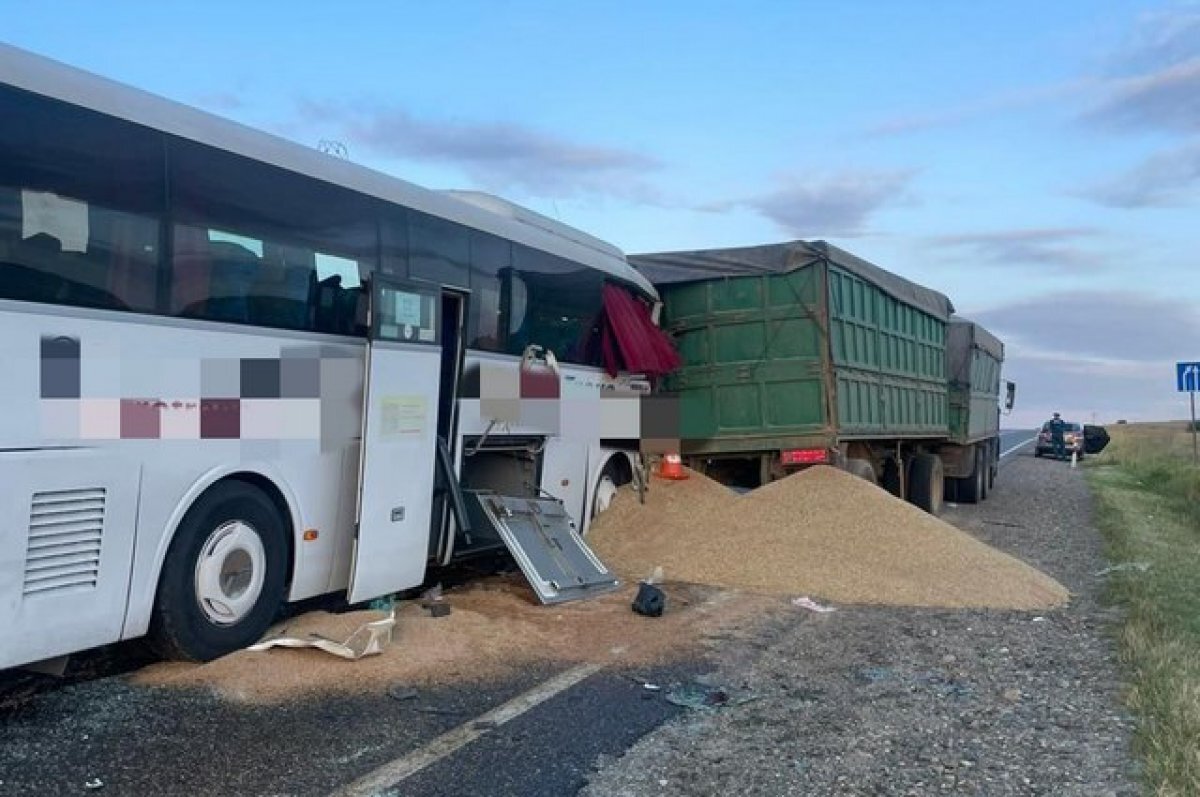 Восемь пассажиров пострадали в аварии автобуса и КамАЗа на Ставрополье |  АиФ – Северный Кавказ | Дзен