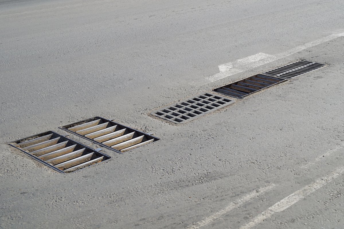    Специалисты чистят ливневки в Хабаровске