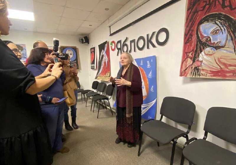 Елена Осипова на открытии выставки в офисе Петербургского «Яблока». Фото: пресс-служба партии