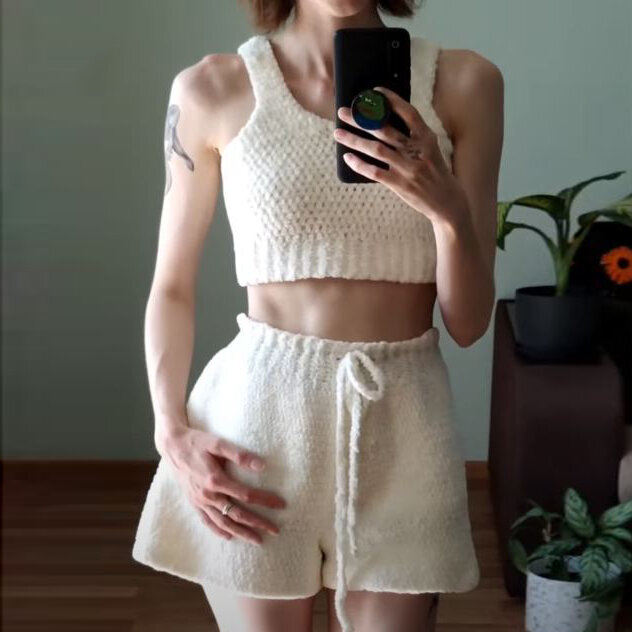    Домашний костюм крючком   
Источник: Скриншот из видео