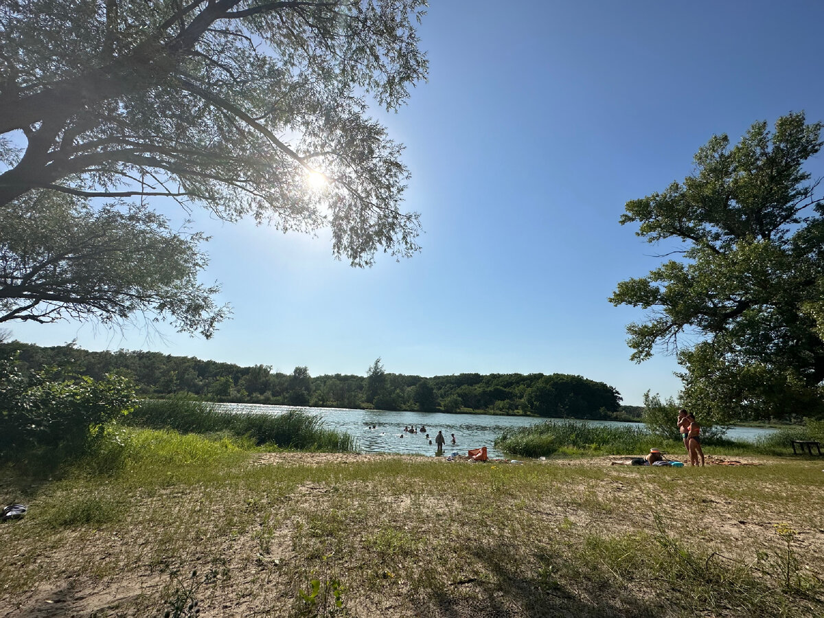 В жаркую погоду здесь у берега всегда плескается много детворы.