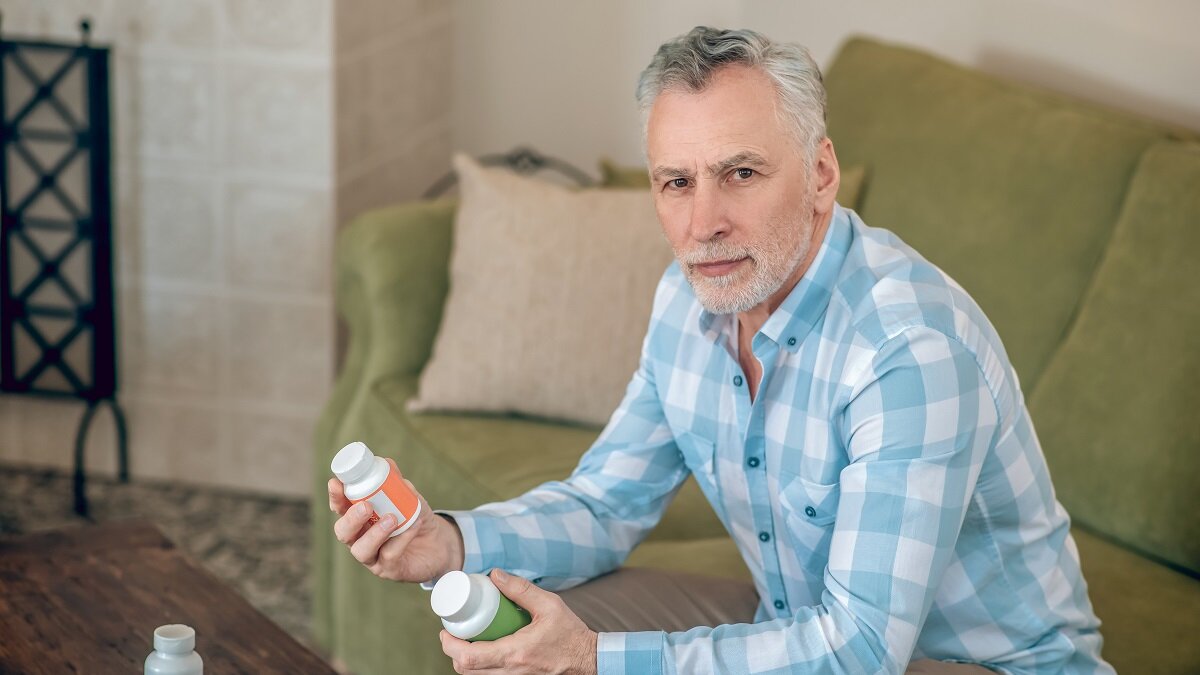    Мужчина с витаминами