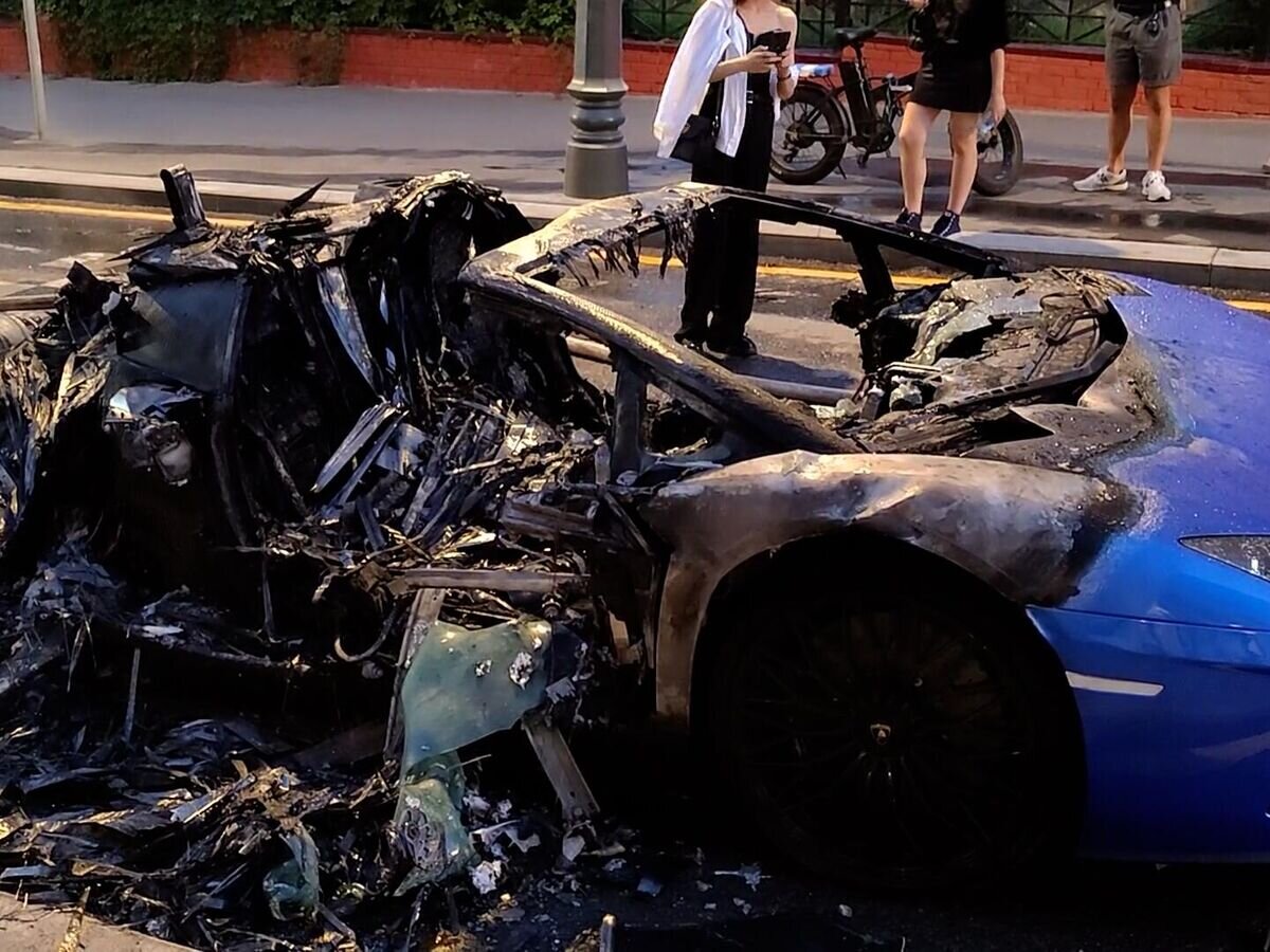    Спорткар, сгоревший в центре Москвы© Ruptly