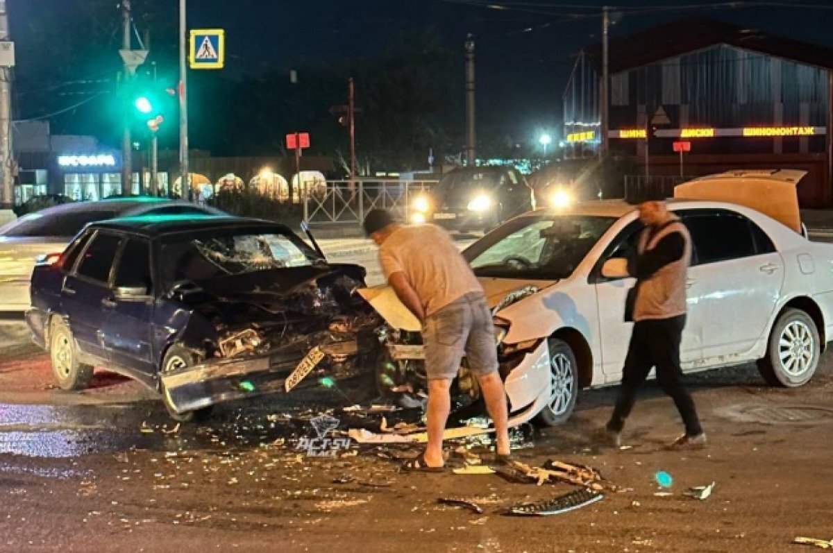    В Новосибирске столкнулись Toyota Corolla и ВАЗ 2115