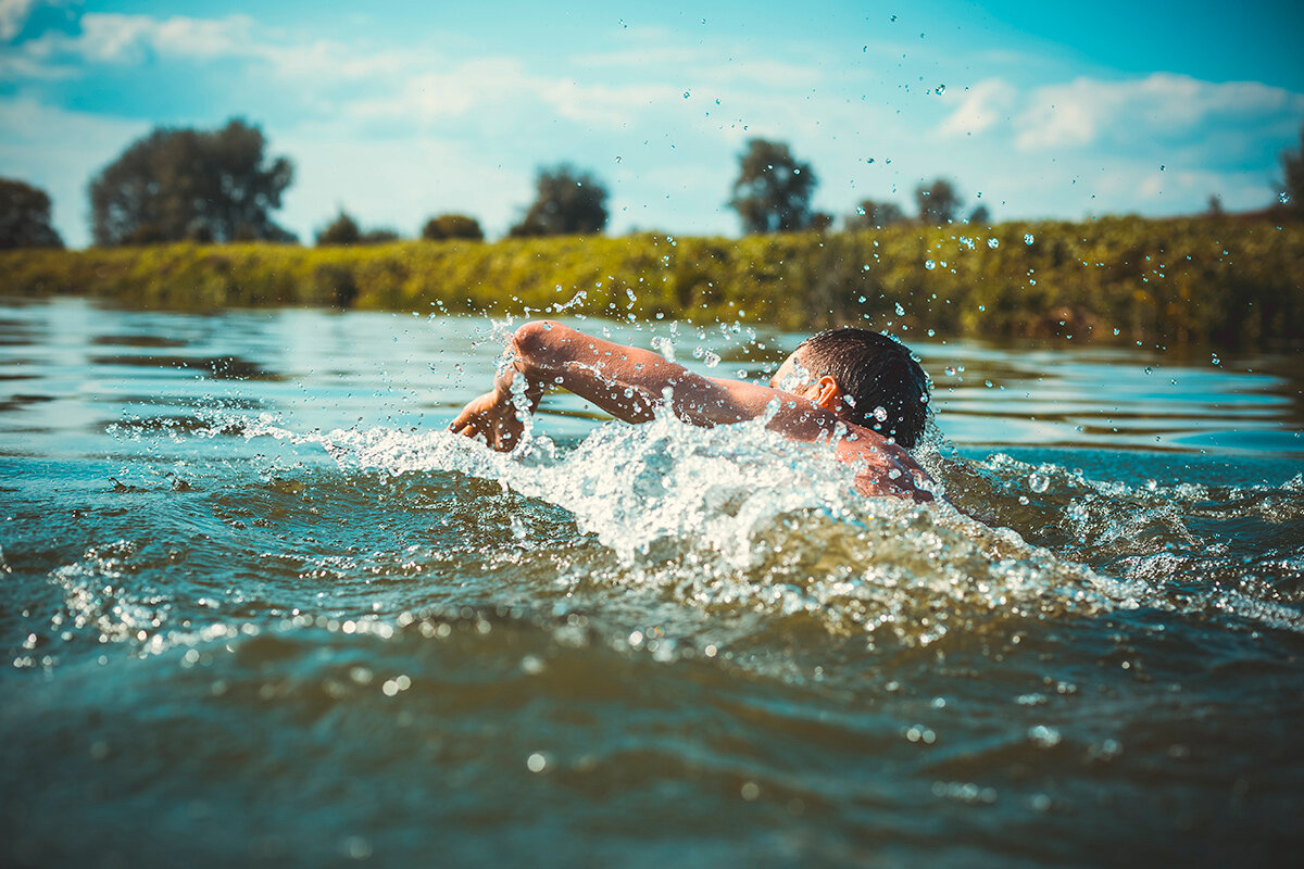 В воде происходят резкие