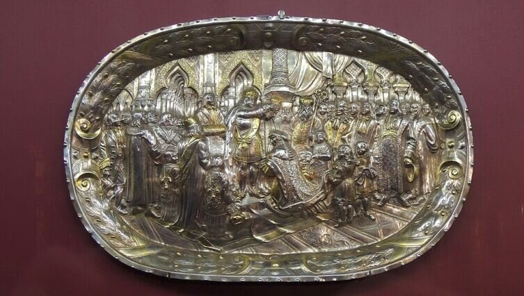    Блюдо «Коронация Екатерины I». Москва, 1724—1727 гг. Мастер Николай Фёдоров Фото: Shakko. Собственная работа, по лицензии CC BY-SA 4.0​