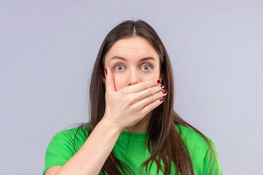 Бруксизм с высокой вероятностью приводит к повреждению и повышенной стираемости зубов, повреждениям десен и дорогостоящих имплантов, часто — к лицевым болям, повреждению височно-нижнечелюстного сустава и к головным болям. 