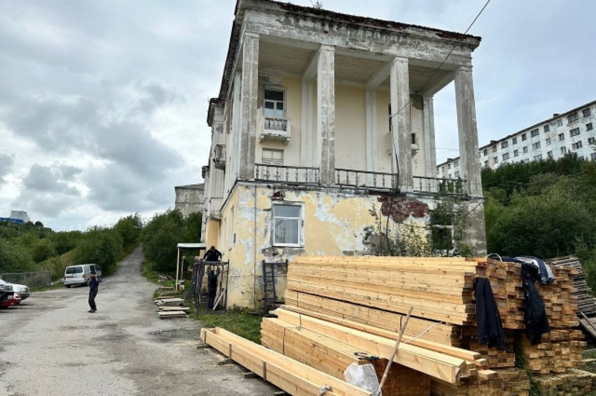    В Полярном приступили к капремонту фасада и крыши дома на улице Моисеева